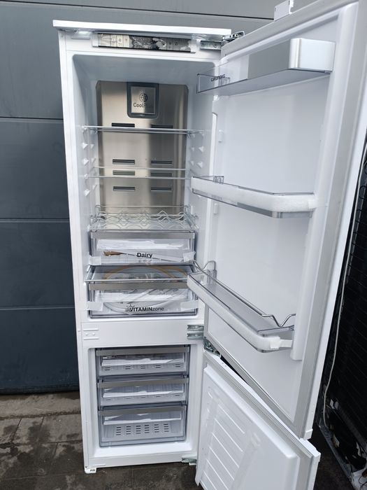 Вбудований холодильник Grundig висотою 2м