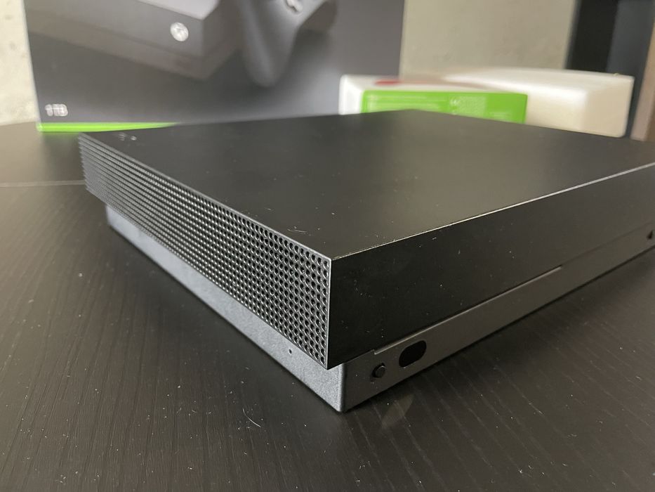 Xbox one X 1gb 3 gry 2 pady