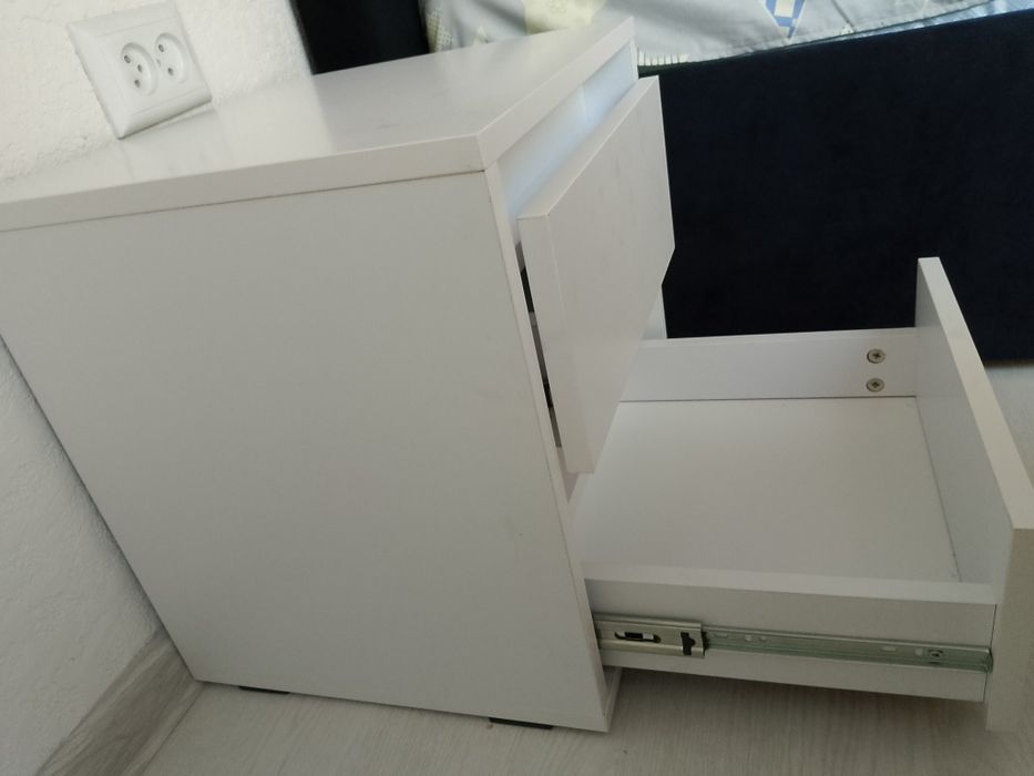 Продаю приліжкові 2 тупбочки, нові.