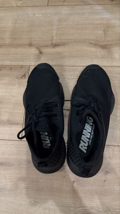 Обригінальні спортивні бігові кросівки nike