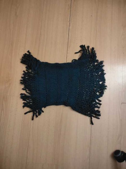 Gola de lã preta de malha grossa também conhecida como infinity scarf ou gola infinita