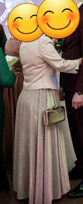 Piękna błyszcząca długa suknia sylwester wesele