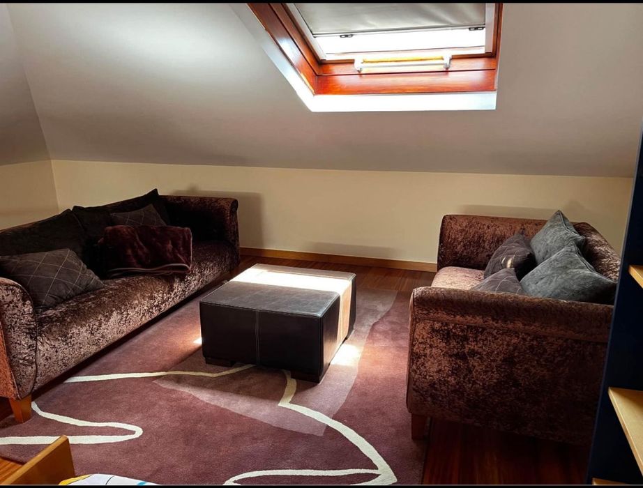 Dois sofás + mesa de centro + carpete