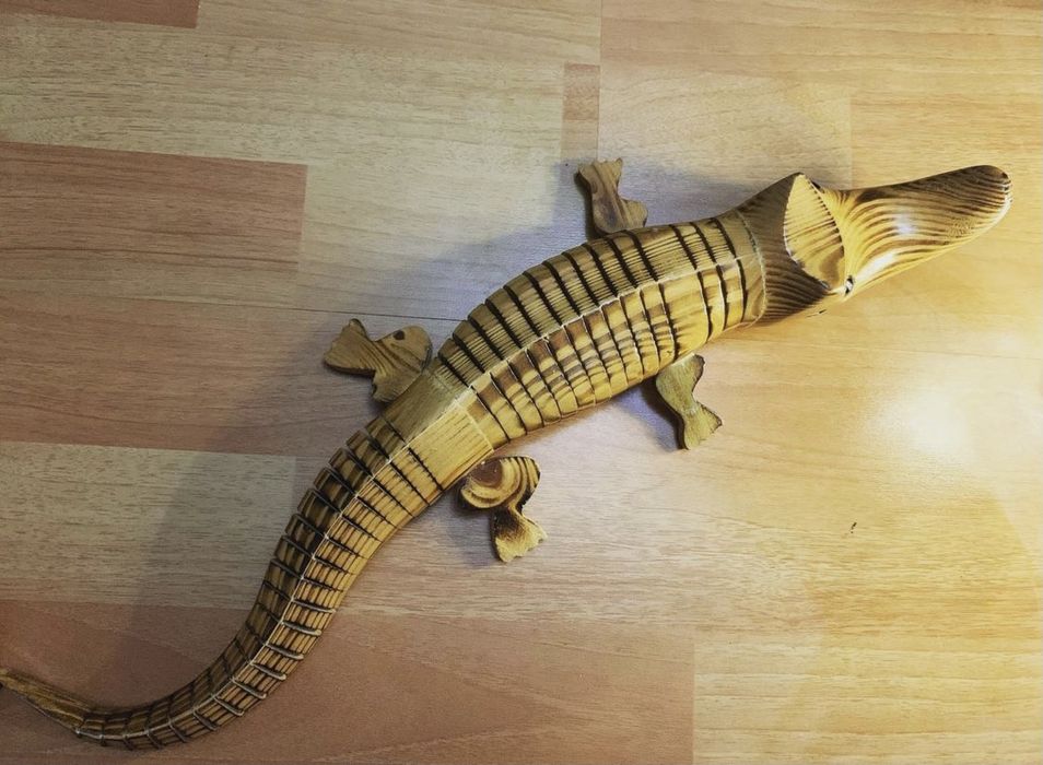 Крокодил кайман дерево