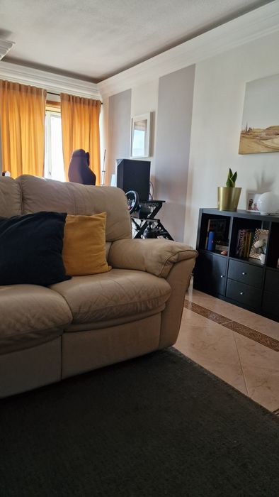 Apartamento T2 com box, cozinha totalmente equipada, 3 varandas