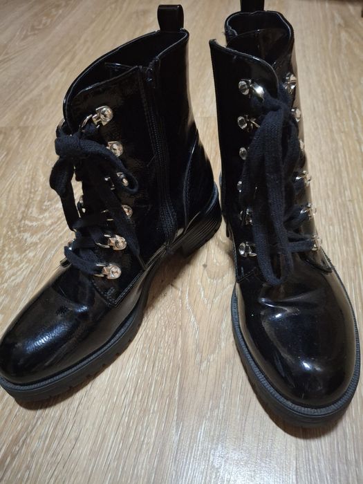 Ботінки  лакові жіночі.