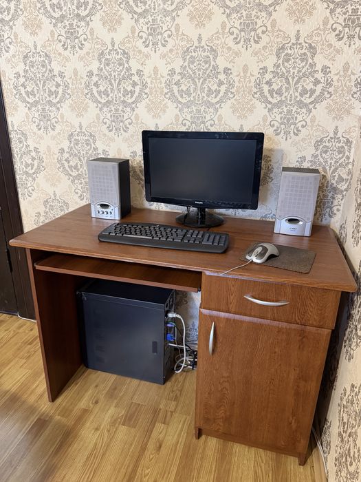 Продам   компʼютерний стіл. Самовивіз