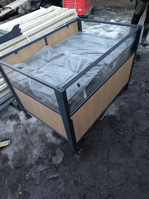 Kosz wystawowy z półkami na kółkach