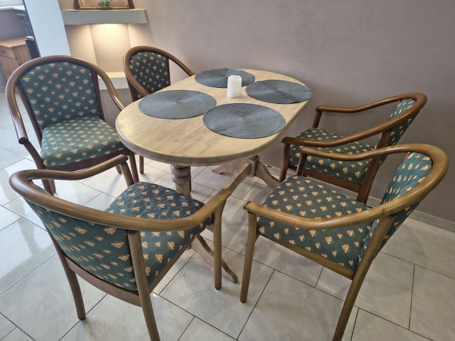 Продам дерев'яні стільці в ідеалі