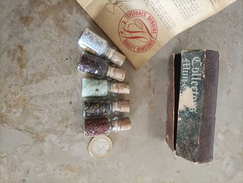 Coleção de pedras semi preciosas em pequenos frascos com certificado