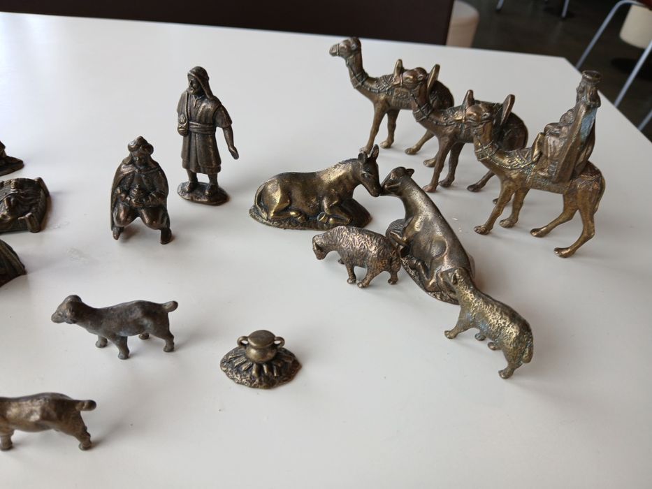 Presépio antigo em metal – conjunto de figuras vintage