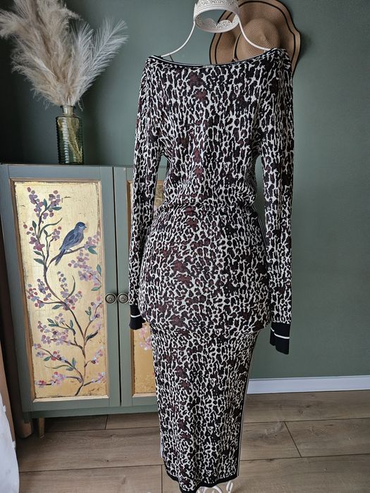 Guess DAFNE – elegancka sukienka damska midi z lampasami i logotype