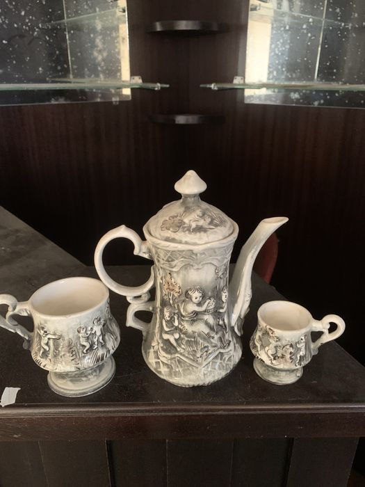 Bule de chá e duas chavenas em porcelana