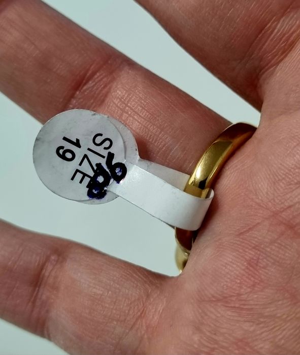 Anel dourado, em aço, com 3 pontos de luz ovais. T19