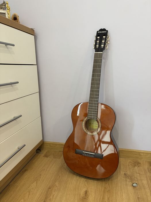 Gitara firmy Suzuki z oryginalnym pokrowcem