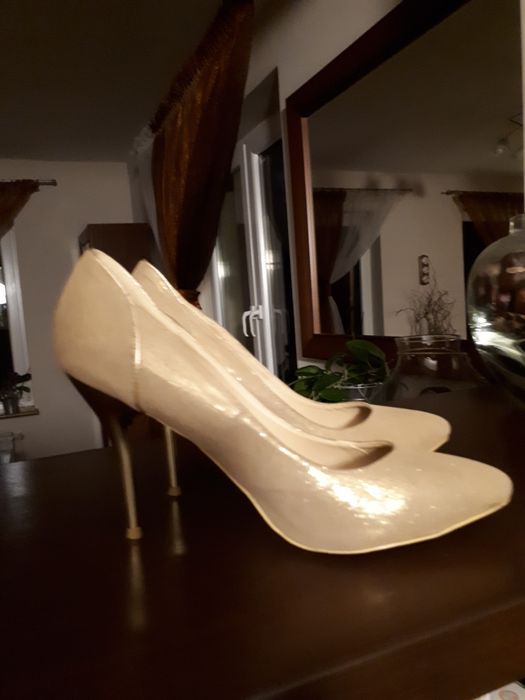 Eleganckie złote szpilki raz założone