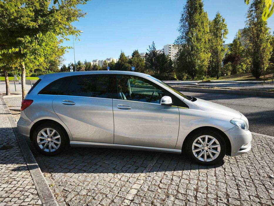 Automóvel Mercedes Classe B de 2014 (impecável)