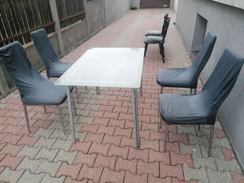 Stół szklany z krzesłami