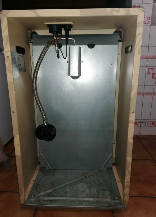 Aquecedor à gás novo com botija de gás.