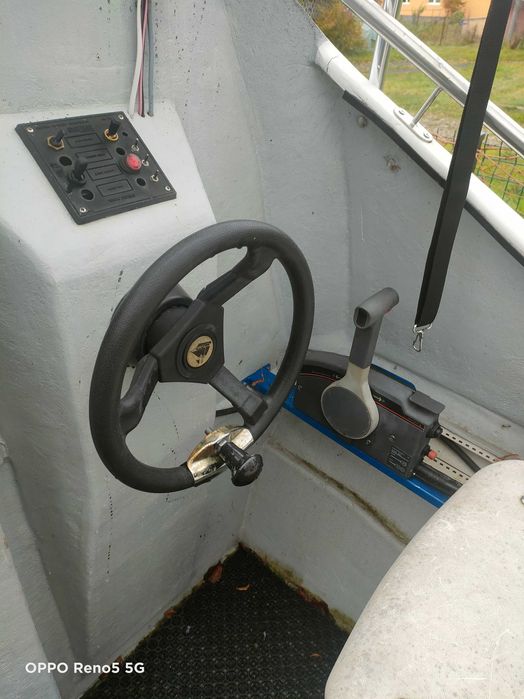 Łódź kabinowa z silnikiem i przyczepą