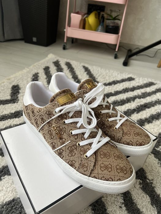 Guess Women's Loven Sneaker Оригінал  43р