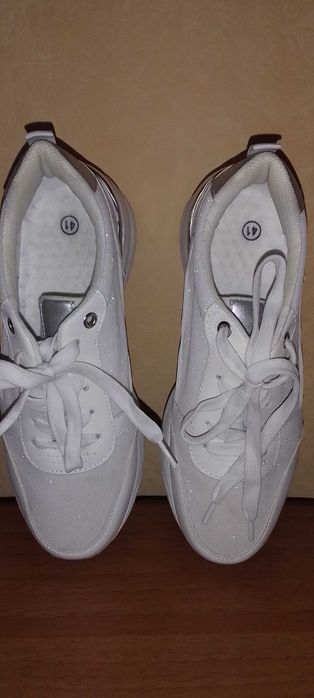 Продам Жіночі кросівки нові, розмір 39-40