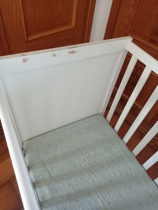 Vendo 2 berços com colchão.