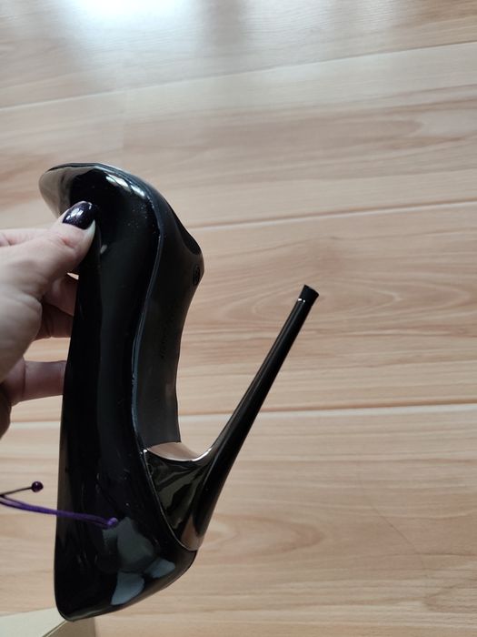 Czarne szpilki lakierowane