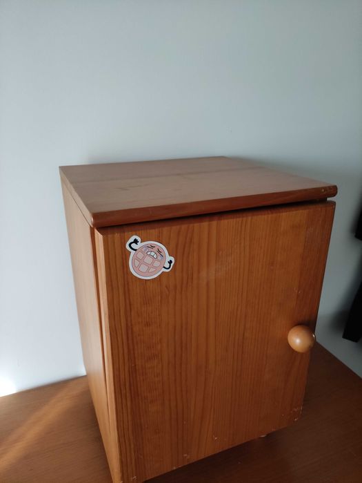 Mobiliário de quarto (cómoda e mesinhas de cabeceira)