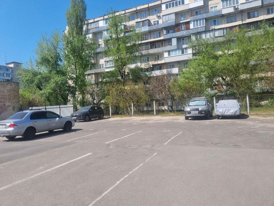 Оренда паркомісця вул. Ореста Левицького,3