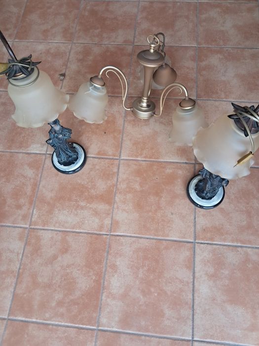 Candeeiros em bom estado.