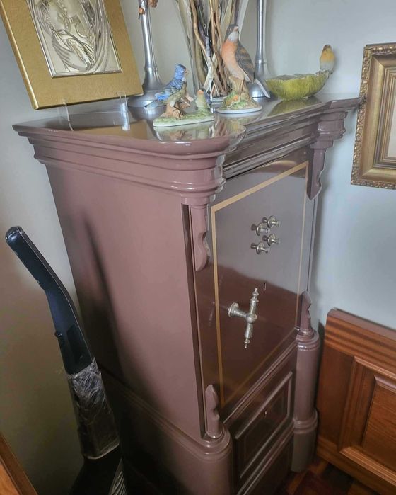 Cofre antigo com compartimentos