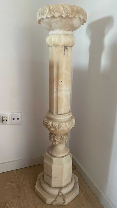 Coluna / Pedestal em Mármore Maciço