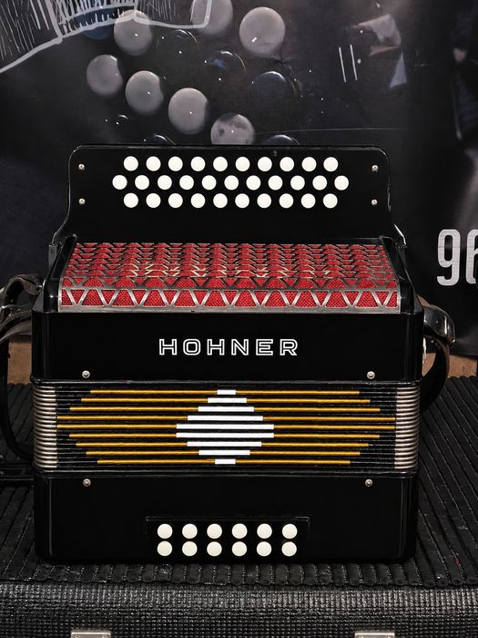 Vendo concertina hohnera staurada em fã lá ré