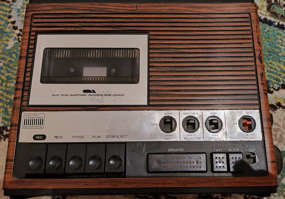 Radio despertador com leitor de cassete