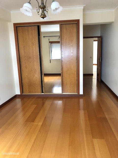 Apartamento T3 com garagem e terraço em Leiria