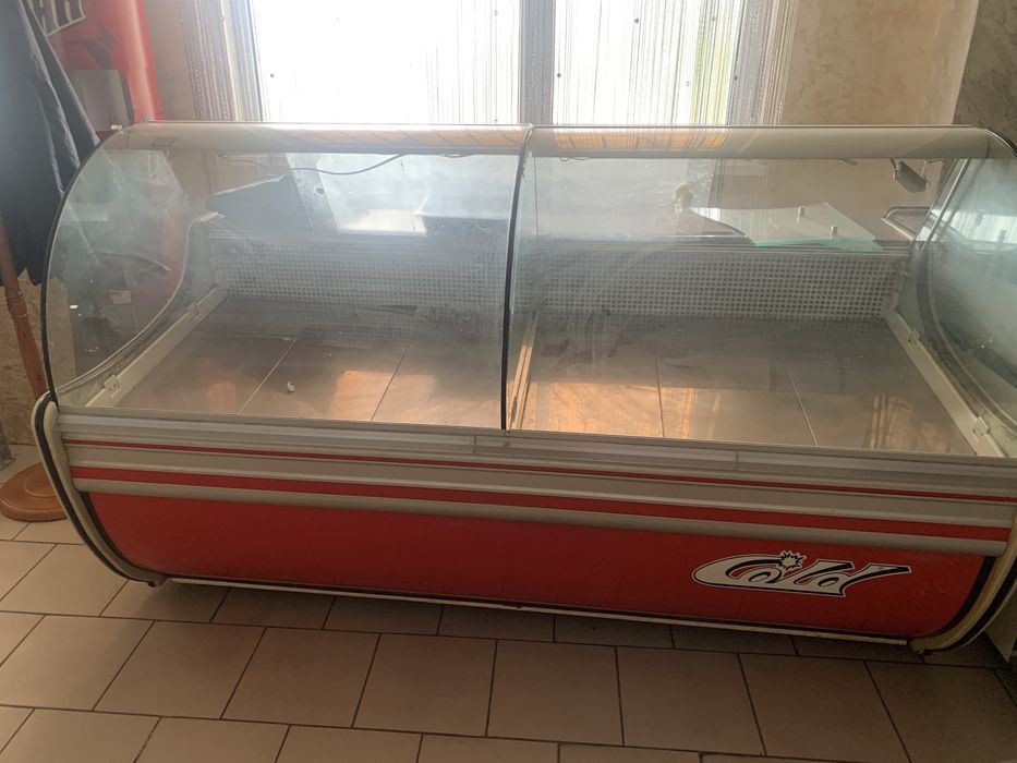 Холодильна вітрина Cold