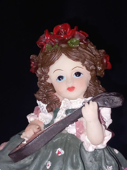 Estatueta decorativa, menina a tocar viola
