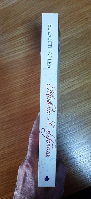 Livro "Mistério na Califórnia" (Elizabeth Adler)