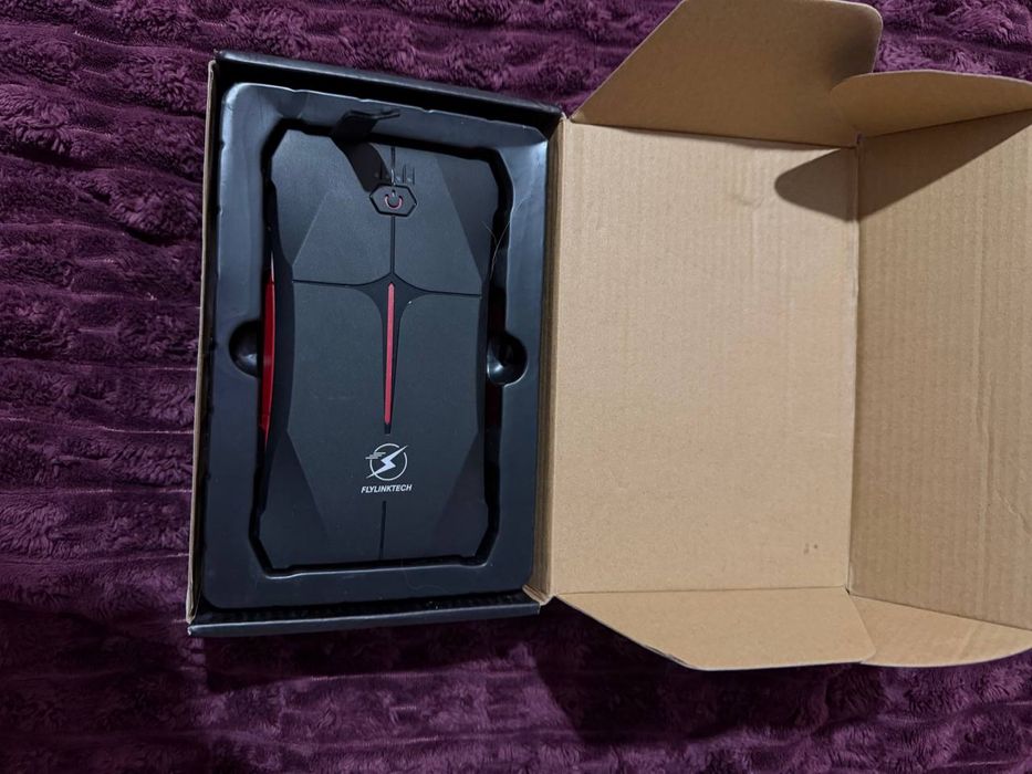 Пусковий пристрій (Jump Starter) з повітряним компресором.