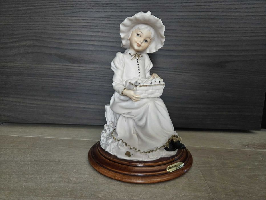 Porcelanowa figurka Dziewczynka z koszem piskląt marki Escorpiao De Ouro / Portugalia