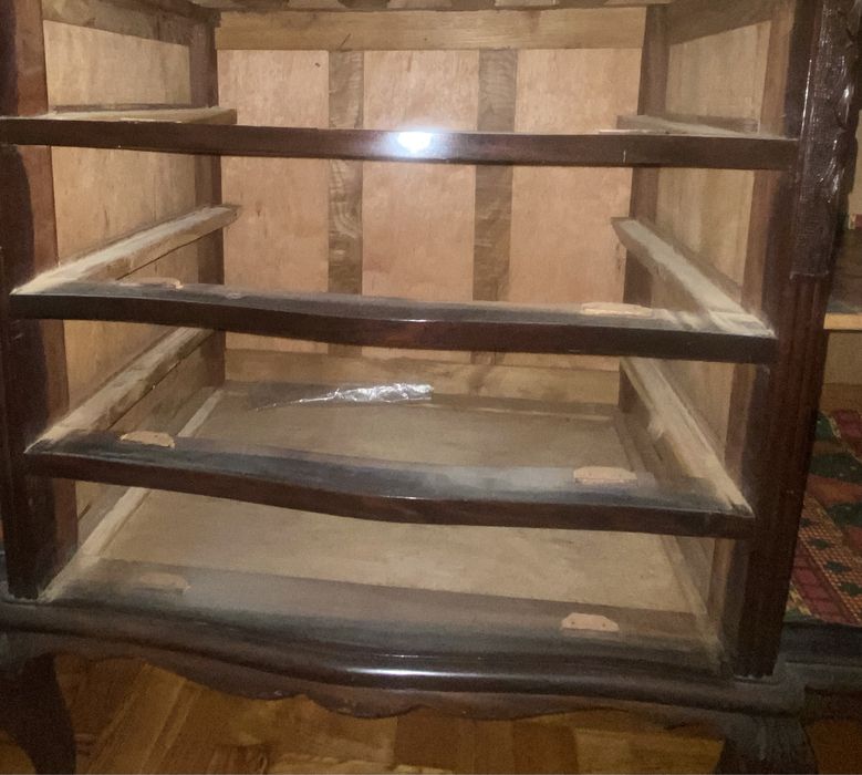 Móvel antigo em madeira de nogueira