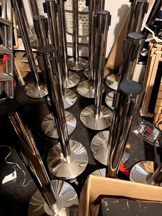 Słupki eventowe z taśmą