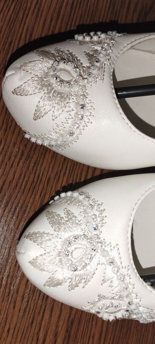 Продам весільні білі туфлі