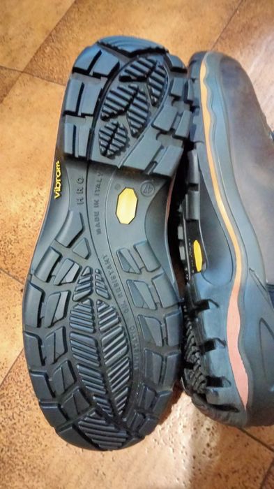 Продам нові робочі черевики італійського виробника !