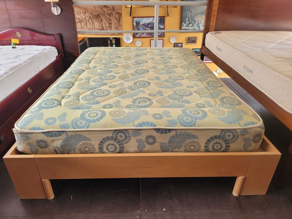 Cama de casal com estrutura em madeira maciça mais colchão