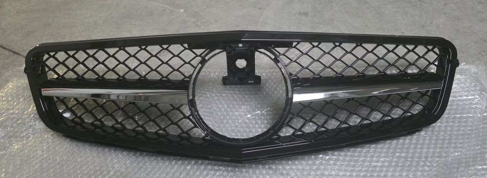 Grelha Frontal Mercedes W204 LOOk AMG preto / Cromo ( NOVA )