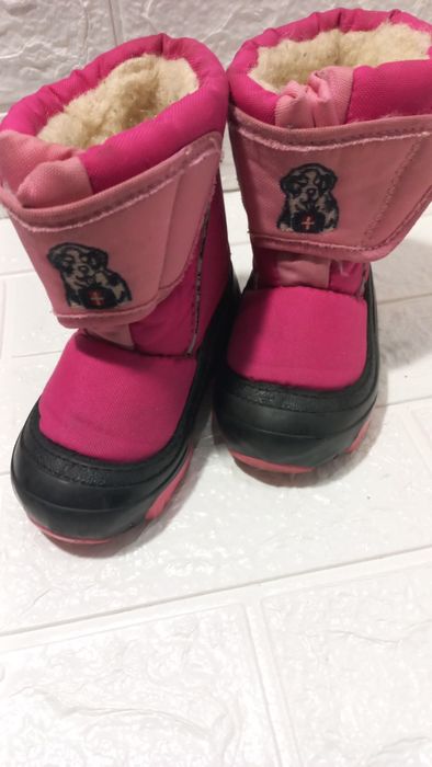 Продам ботиночки зимові б/в.. Розмір 24. Ціна 250 грн.