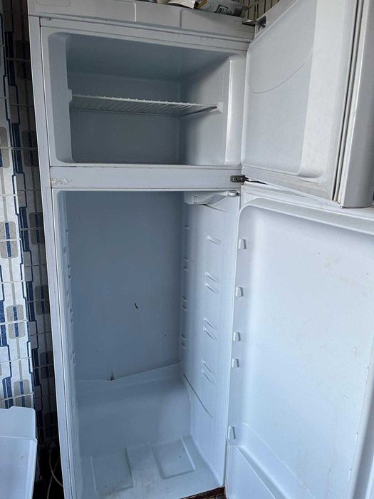 Frigorifico antigo em mau estado mas a funcionar bem