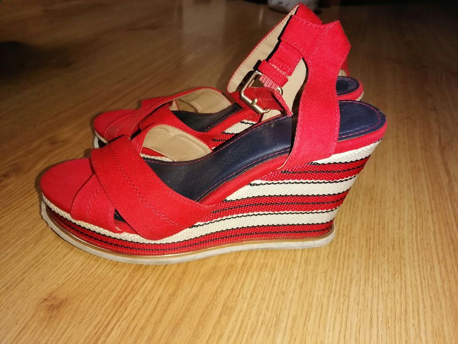 Sandałki na koturnie 37